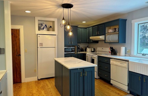 Mid-Coast and Islands House | Charming, Newly Renovated Harpswell Coastal Farmhouse- 4 comfortable Bedrooms, 2.5 Bath. Ocean v.