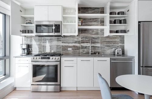 Downtown Oakland Apartment | Charming Oakland 1BR w/AC, W/D, Sky Deck, next to BART, by Blueground