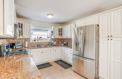 Oakland House | Charming Oakland Home w/Fireplace & Deck!