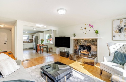 Oakland House | Charming Oakland Home w/Fireplace & Deck!