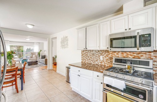 Oakland House | Charming Oakland Home w/Fireplace & Deck!
