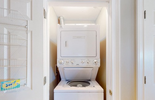 Crystal Beach Condo | Charming oceanfront condo with pool, hot tub, Gulf view, & washer/dryer