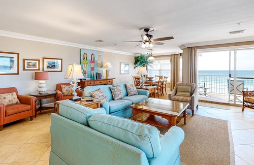 Crystal Beach Condo | Charming oceanfront condo with pool, hot tub, Gulf view, & washer/dryer