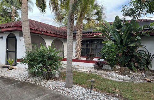 Joel House | Charming old fashioned 2-bedroom bungalow in Lehigh Acres