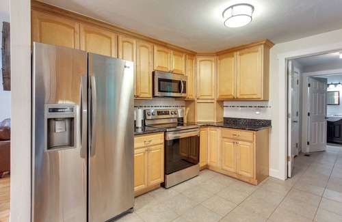 Thurston House | Charming Oregon Home w/Private Pickleball Court!