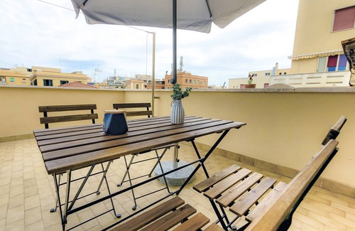 Quartiere XXXIII Lido di Ostia Ponente Apartment | Charming penthouse with an ocean view a few steps from the train and bus station