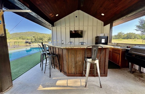 Sabinal House | Charming Pool House and Porch Bedroom with AC in Concan