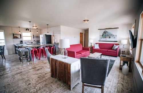 Sand Creek House | Charming & Private 6 BR Country Getaway