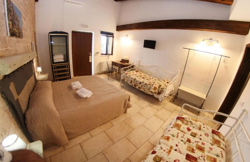 Conversano Other | Charming Quad Room in Historic Farmhouse Gaia N.7