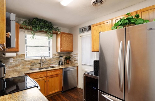 Universal City House | Charming Rancher*️3BR Entire House *️ JBSA Randolph *️ San Antonio Attractions
