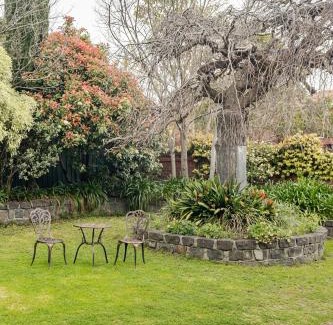 Kew House | Charming Red Brick Estate in Kew 5BR & Playhouse