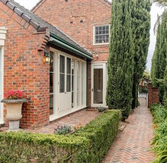 Kew House | Charming Red Brick Estate in Kew 5BR & Playhouse