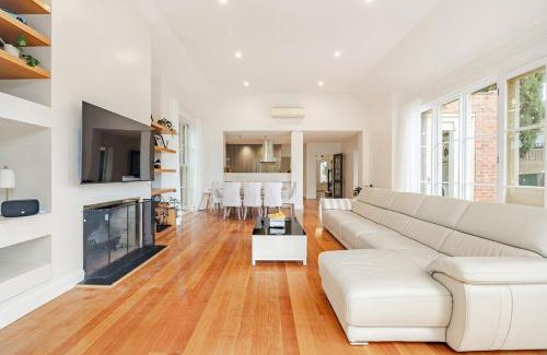 Kew House | Charming Red Brick Estate in Kew 5BR & Playhouse