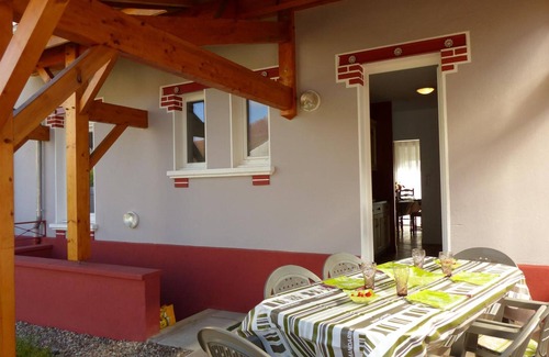 Molinet Cottage | Charming Renovated Cottage with Terrace, Modern Amenities, and Close to Major Attractions