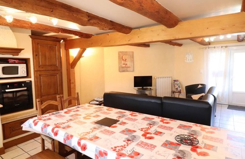 Villedieu Cottage | Charming Renovated Farmhouse, Close to Saint-Flour, Sleeps 9, with Garden & Terrace