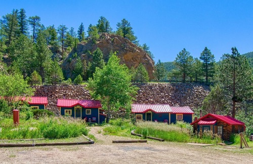 Lyons Cabin | Charming Riverside Studio — Couples’ Getaway