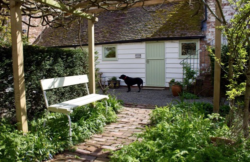 Berrington Cottage | Charming, romantic garden cottage in beautiful countryside