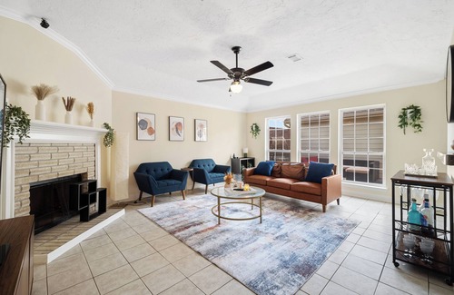 Greater Fondren Southwest House | Charming Room for Rent in Serene Neighborhood - Perfect for Professionals!