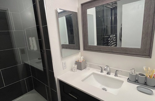 Newhall Condo | Charming Room in a condo w. Private bathroom Santa Clarita/Art Studio/Gallery