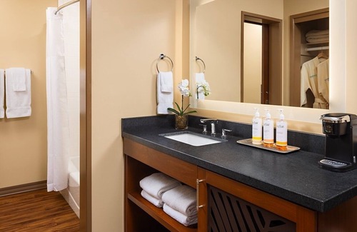 San Diego Hotel | Charming Room Perfect for Solo Travelers – Near Palm Trees and Beach Vibes