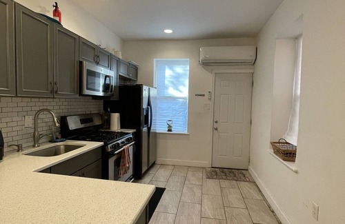 South Philadelphia West House | Charming RowHouse with WiFi and backyard