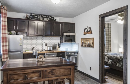 Branson Cabin | Charming Rustic Retreat - Hot Tub - Pool - Coffee - Fire Pit - 1 mile from SDC!