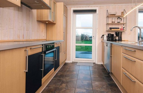 Skaven Strand House | Charming Sauna Cottage-By Traum