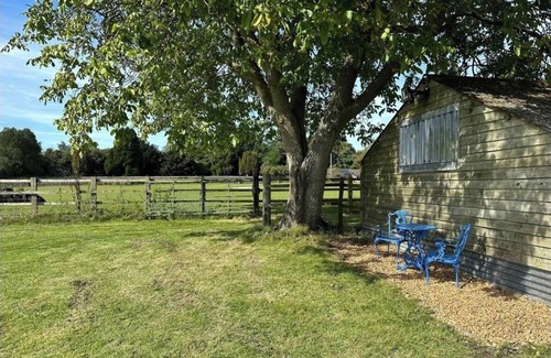 Lydiard Millicent Cabin | Charming Shepherds Hut in peaceful Lydiard Millicent walking distance to pub