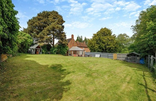 Shifnal Apartment | Charming Shropshire farmhouse with garden and hot tub