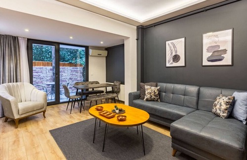 Osmanbey Apartment | Charming Sisli Home with Enchanted Garden