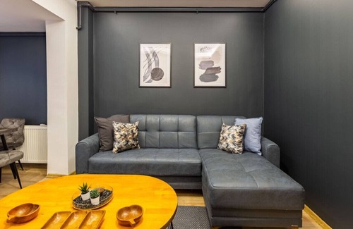 Osmanbey Apartment | Charming Sisli Home with Enchanted Garden