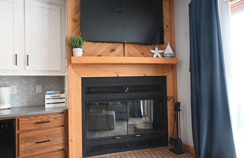 Bellaire Condo | Charming sleeps 6, 2 bath steps to golf, Enjoy fall colors on your deck!