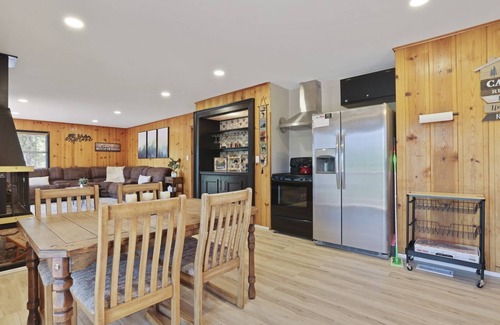 Cold Springs Cabin | Charming Spacious Cabin W/Pool Table- Minutes from Pinecrest