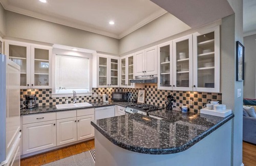 Uptown House | Charming State Thomas Home - Big Groups Welcome!