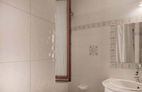 Montedinove House | Charming stone house with beautiful sun terrace.