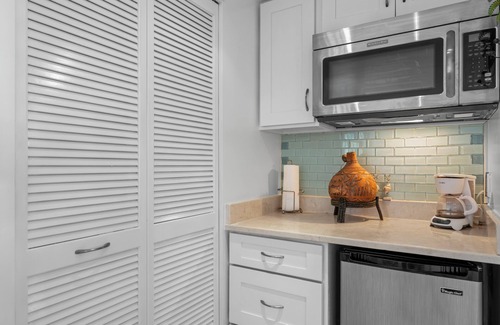 Diamond Head - Kapahulu - St. Louis Apartment | Charming Studio Apartment with WiFi, AC in beautiful Diamond Head Beach Park!