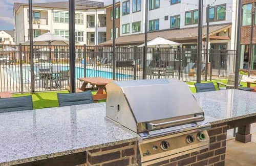 Sherman Apartment | Charming studio apartment with pool, gym, washer dryer, great location