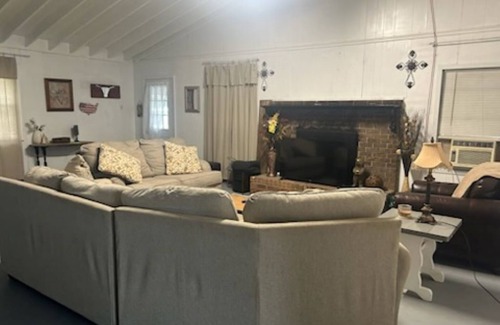 Ruth Apartment | Charming studio in the country with highspeed fiber WiFi. Great location!