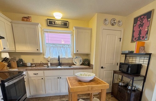 Bastrop Cottage | Charming Studio in wonderful Bastrop with Pool