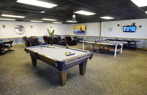 Lake Jackson Apartment | Charming Studio near Surfside, washer/dryer, game room, gym, grills, onsite bar