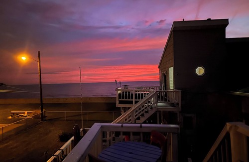 Luna Pier Apartment | Charming studio on the lake with beach access, cozy interior and private entry