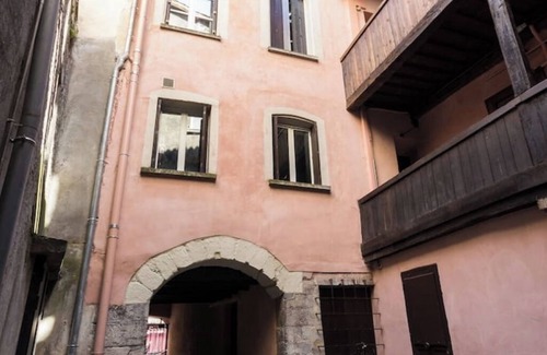 Secteur 2 Apartment | Charming studio under the roof