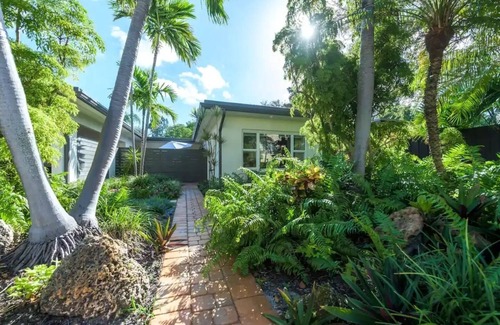 Lake Ridge Apartment | Charming Studio Prime Location Steps from Beach