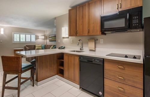 Jekyll Island House | Charming Suite Steps from Beach – Perfect for Families | Parking, Onsite Pool
