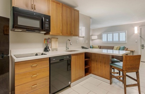 Jekyll Island House | Charming Suite Steps from Beach – Perfect for Families | Parking, Onsite Pool
