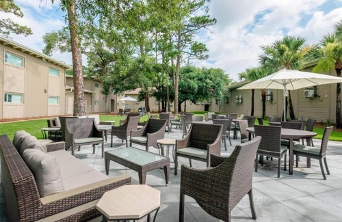 Jekyll Island House | Charming Suite Steps from Beach – Perfect for Families | Parking, Onsite Pool