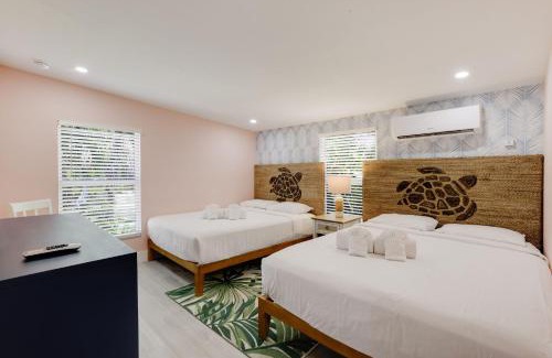 Sanibel Apartment | Charming Suite with Balcony and Bikes at Historic Sandpiper Inn