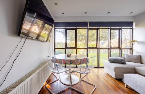 Fowey House | Charming Summerhouse Annexe in lush gardens in Fowey