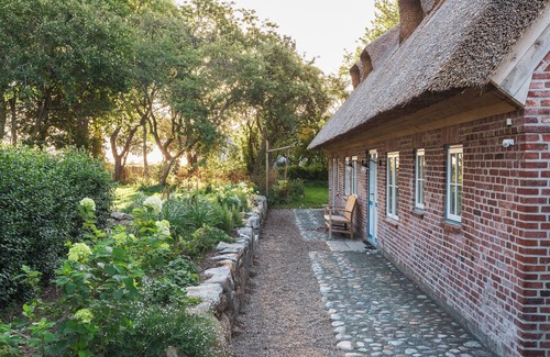 Nieby House | Charming thatched cottage on the edge of a field with fireplace