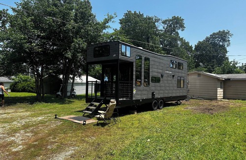 Grove Cabin | Charming Tiny Home on Grand Lake near Grove with boat ramp access!